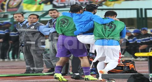 بعدسة يلا كورة.. لاعبو الزمالك يحملون ساسي بعد الإصابة